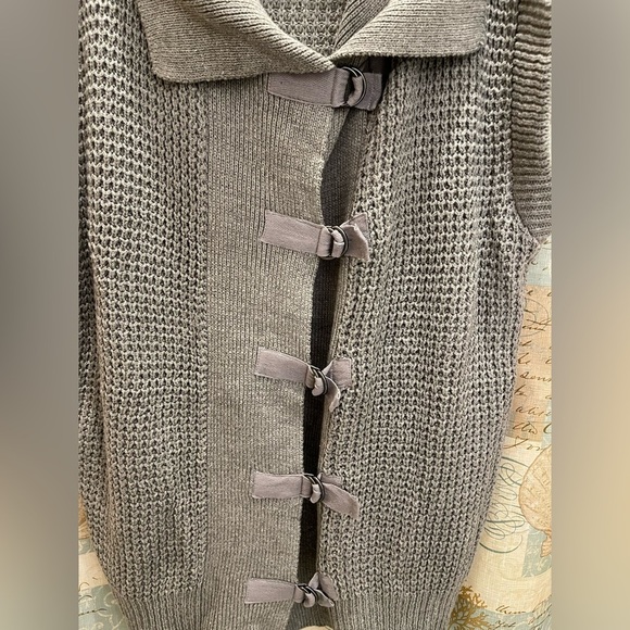 Samantha’s Style Shop Women’s Gray Lg Knit Crochet Oversized Sleeveless Collared - Picture 7 of 9